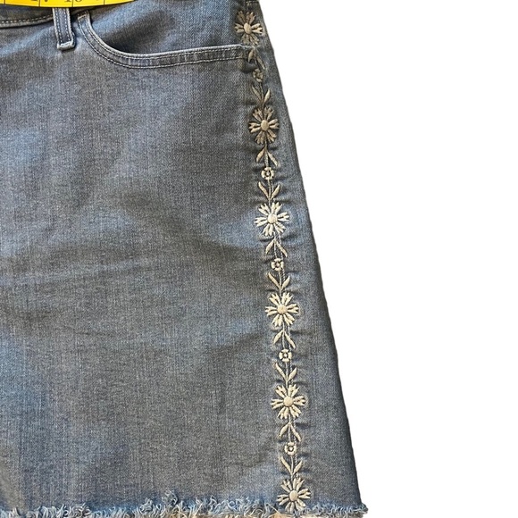 LEVI’S Floral Embroidered Cut Hem Denim Shorts Light Wash sz US 24 Women - Picture 5 of 10